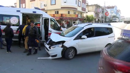 Motosiklet sürücüsü başındaki kask sayesinde ölümden döndü...O anlar kamerada