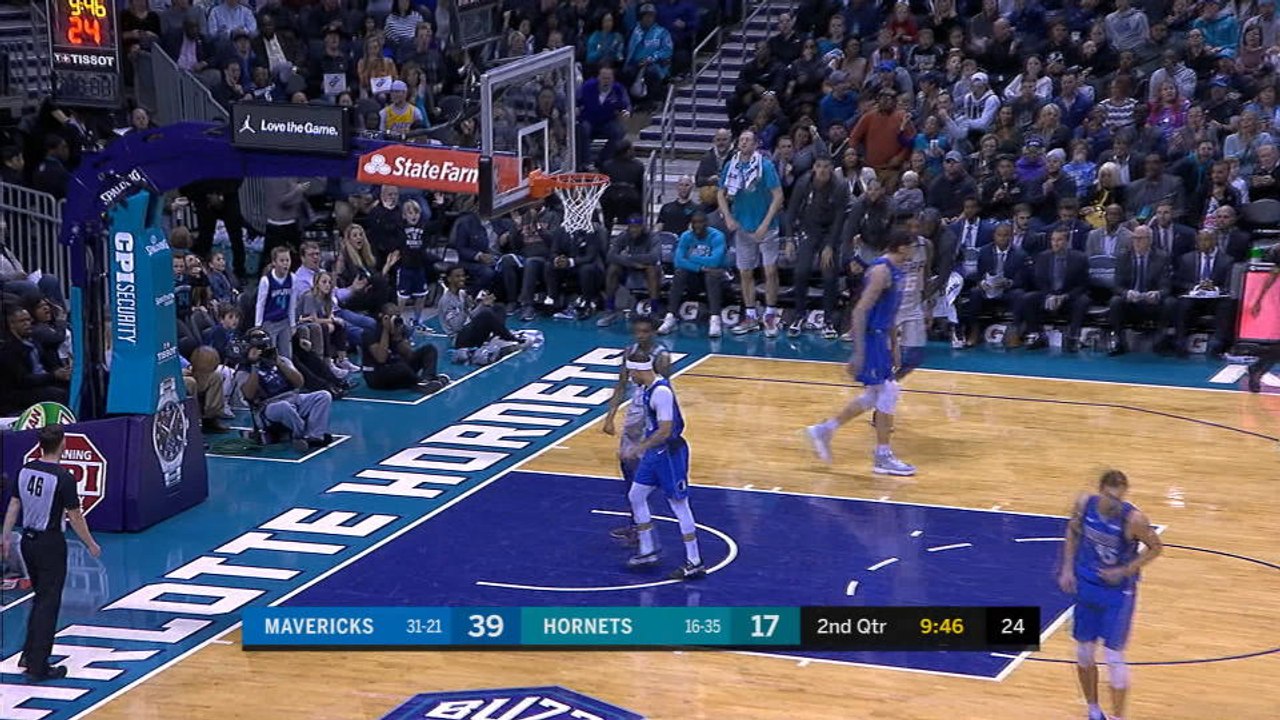 Malik Monk makes huge dunk over defender