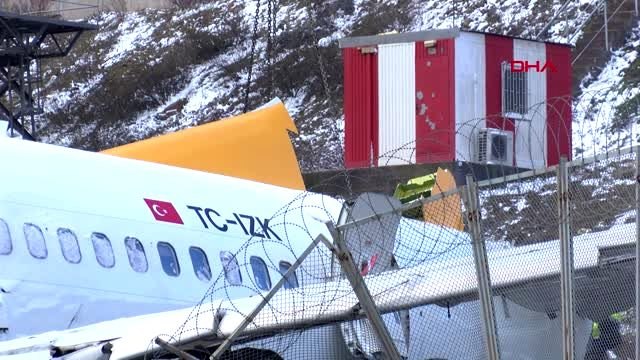 Uçağın enkazını kaldırma çalışmaları devam ediyor