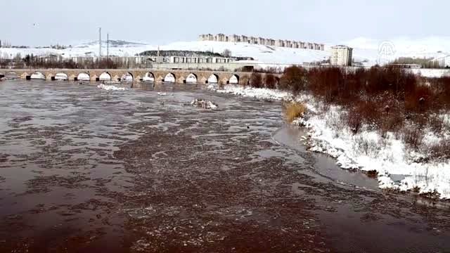 Kızılırmak kısmen buz tuttu - SİVAS