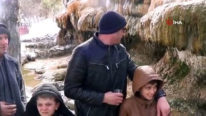 Soğuk havalar termal şelaleyi dondurdu