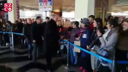 İzmir’de gerçekleşen imza töreninde Uğur Dündar’a büyük ilgi!