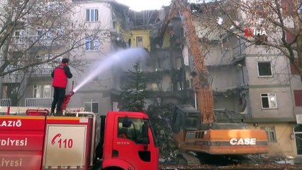 Hasarlı evlerin yıkımında işçinin 'bayrak' hassasiyeti