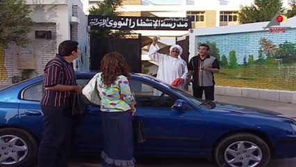 ده فيه عشق بينه وبين فتحات السقف !!!!