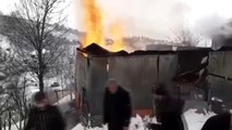 Köylüler yangını karla söndürmeye çalıştı