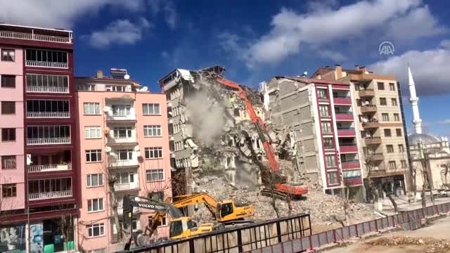 Ağır hasarlı binanın kontrollü yıkımı sürüyor