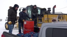 Ardahan'da karla mücadele...Köy yolunda mahsur kalan vatandaşlar kurtarıldı