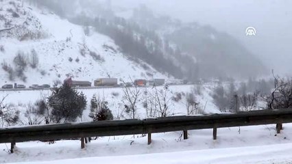 Kar yağışı ulaşımda aksamalara yol açtı