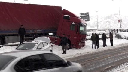 Yoldan çıkan tır Menderes Bulvarına düştü