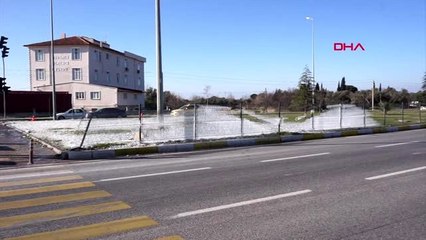 Balıkesir fıskiyenin ıslattığı çit tellerindeki su dondu, ilginç görüntüler oluştu