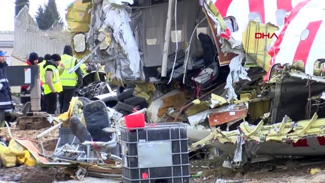 Pisten çıkan uçağın enkazını kaldırma çalışmalarına yarın devam edilecek