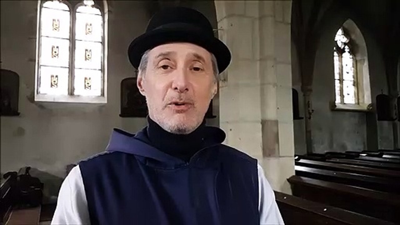 Antoine de Caunes tourne avec l’abbé Grégoire Corneloup à Morhange