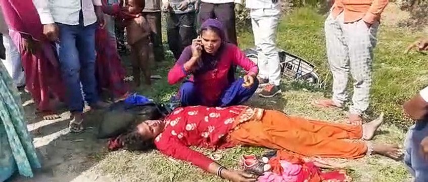 गोण्डा -टैम्पो गिरी गहरी खाई में करीब आधा दर्जन लोग घायल।