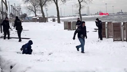 Sakarya polisler kartopu oynadı