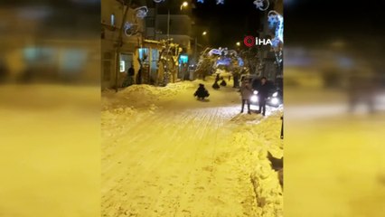 Siirtli gençler karda kayarak doyasıya eğlendi