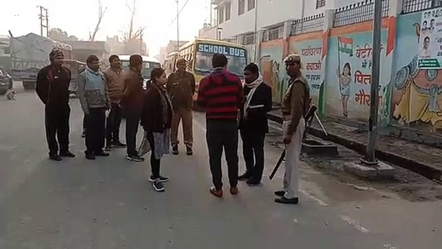 शामली -एसडीएम ने सवेरे कांधला की सड़कों पर निकलकर सफाई व्यवस्था का किया निरीक्षण