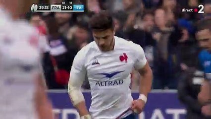 Romain Ntamack fait un double poteau pour inscrire sa transformation