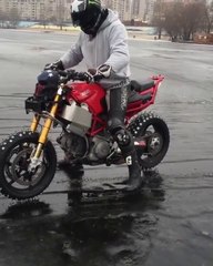 Il voulait faire de la moto sur un lac gelé et va vite être calmé