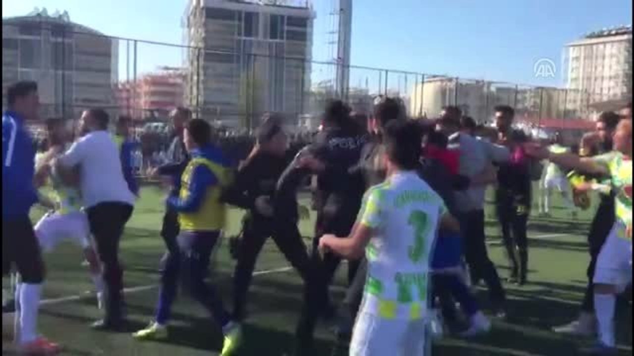Amatör lig maçında oyuncular arasında kavga çıktı