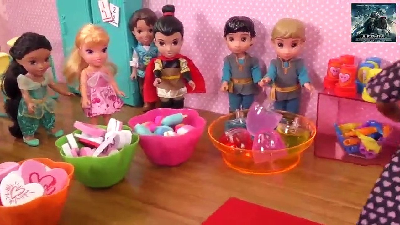 Valentine's day 2020 ! Elsa and Anna toddlers - cards - hearts - Barbie is the teacher - school