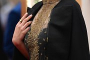 ناتالي بورتمان ترتدي فستان يحمل اسماء مخرجات تم حجبهن في حفل جوائز الأوسكار 2020