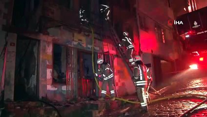 Beyoğlu’nda metruk bina alev alev yandı