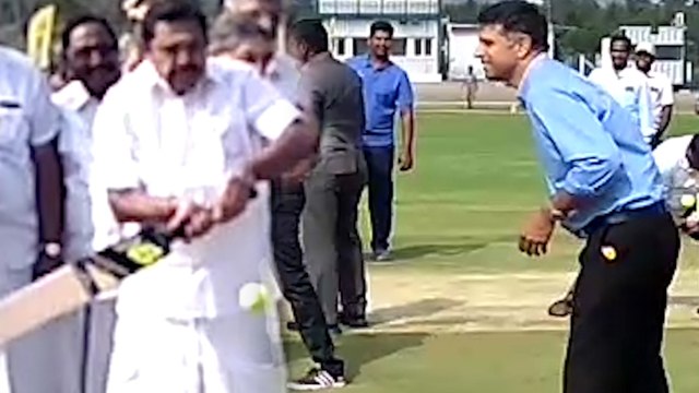 Salem Cricket Stadium | Dravid bowls to EPS