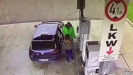 Une femme fait n'importe quoi à la pompe à essence