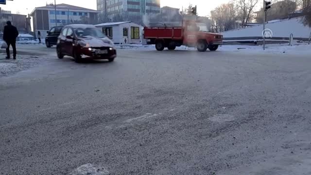 Dondurucu soğukta vatandaşların kaşı ve kirpiği buz tuttu