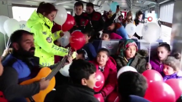 Polis, vagonlarda kalan depremzede çocukları sevindirdi