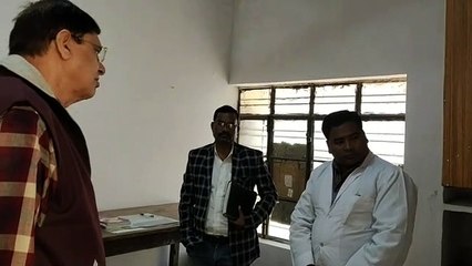 सुल्तानपुर: पीएचसी में गंदगी, स्वास्थ्य अधिकारी ने लगाई फटकार