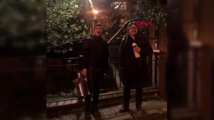 Opera sanatçısı satış yapan bozacıya eşlik etti