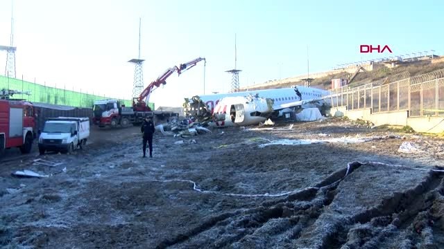 Pisten çıkan uçağın enkazını kaldırma çalışmaları devam ediyor