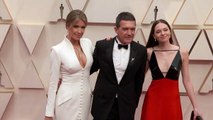 Antonio Banderas junto a Stella del Carmen y Nicole Kimpel en la alfombra roja de los Oscar