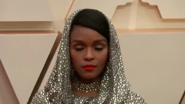 Las estrellas de Hollywood desfilan en la alfombra roja de los premios Oscar