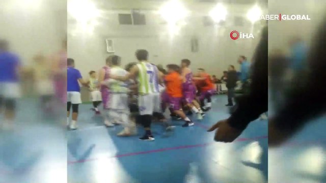 Antrenör ve takım hakeme saldırdı