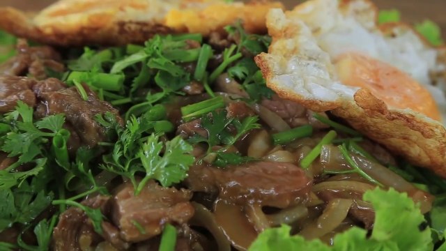 Cambodian food - fried beef with egg - ឆាសាច់គោឡុកឡាក់ពងទា - ម្ហូបខ្មែរ