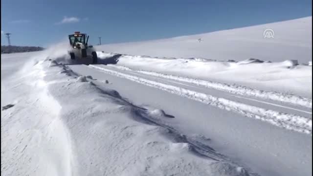 Yozgat'ta kar nedeniyle 50 köy yolu ulaşıma kapandı (2)