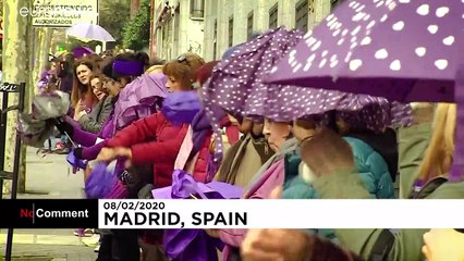 شاهد: سلسلة بشرية "نسوية" على امتداد سبعة كيلومترات للتنديد بالعنف ضد المرأة