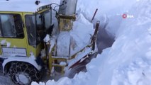 Muş’ta kar kalınlığı iş makinelerinin boyunu aştı
