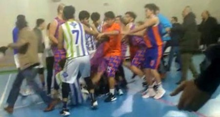 Basketbol maçında antrenör ve oyuncuları, hakeme saldırdı