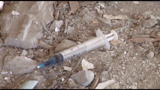 Ora News - Vlorë: Godina e braktisur kthehet në strehë për përdoruesit e lëndëve narkotike