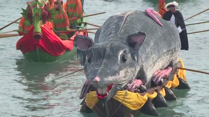 Karnavalet Venecia/ Parada e varkave mahnit publikun