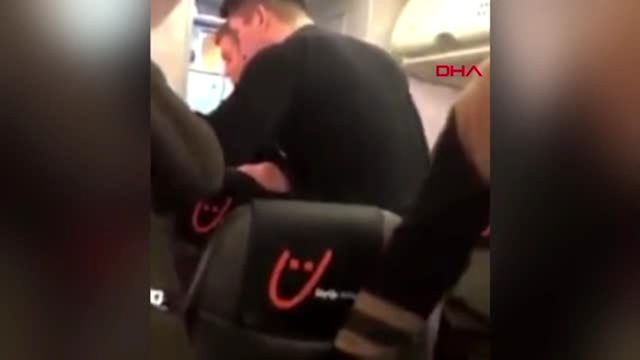 Uçaktan inmek istemeyen alkollü yolcuya meydan dayağı