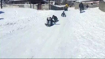 Çocuklar fırın tepsileriyle kayarak eğlendi