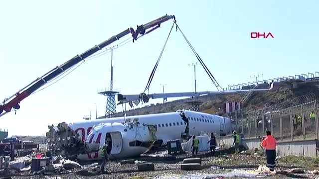 Pisten çıkan uçağın enkazını kaldırma çalışmaları devam ediyor 2