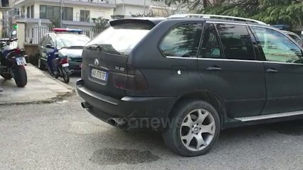 Ora News - Pamje nga bllokimi i 5 automjete luksoze të markave BMW dhe Mercedes Benz në Gjirokastër