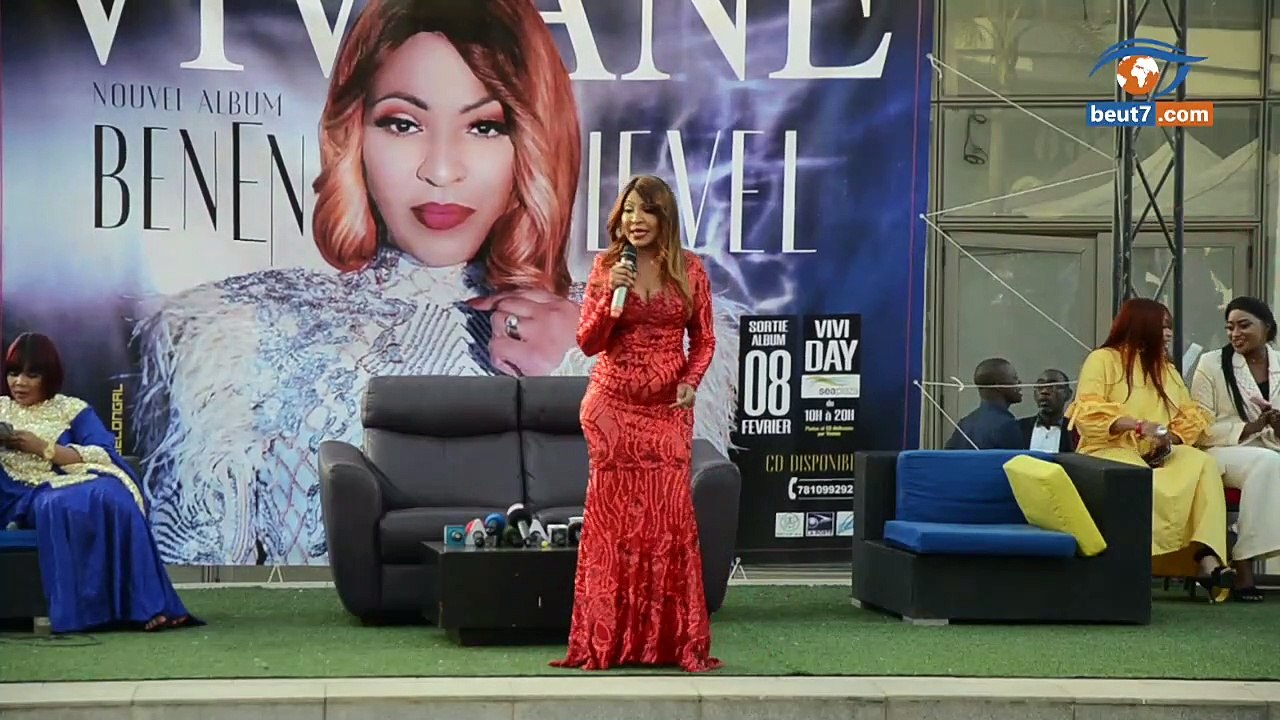 Viviane très ravissante lors de la présentation de son album