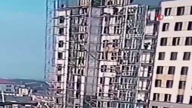 Rusyada 2 inşaat işçisi iskele çökünce 9uncu kattan yere çakıldı