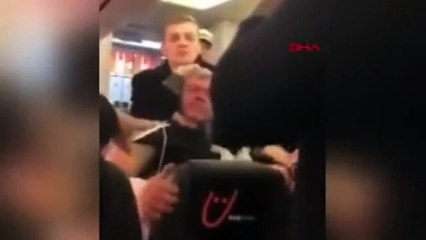 Yolcu uçağı karıştı ! Koltuğa yatırıp yumrukladılar